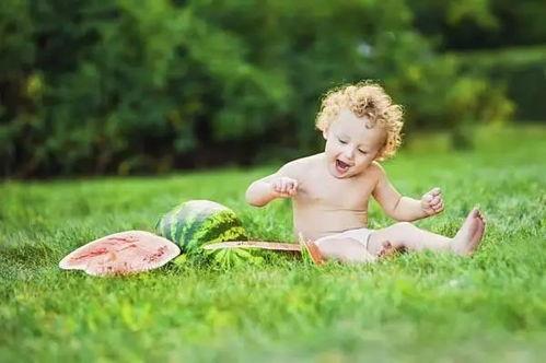 可爱的小孩吃瓜,可爱小孩欢乐吃瓜瞬间